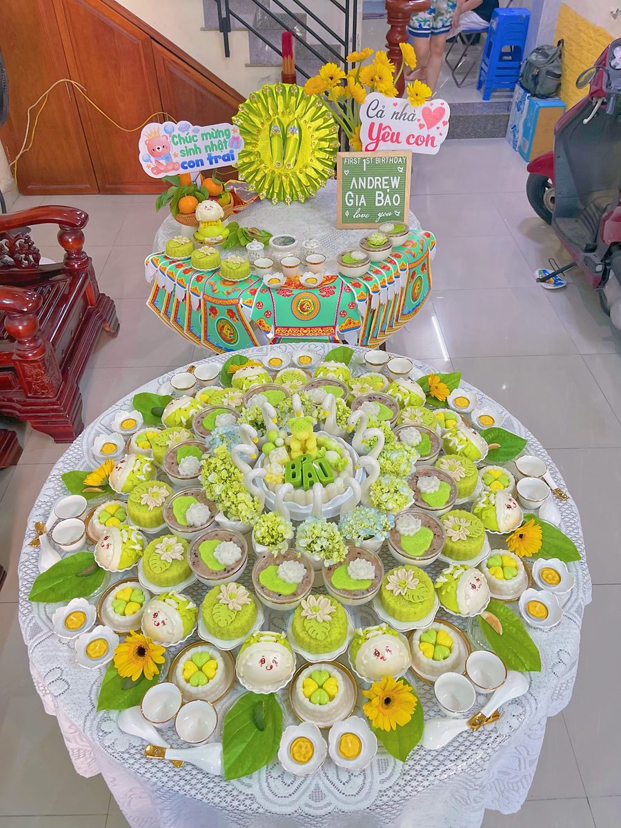 Bàn lễ nhỏ phía sau mâm cúng thôi nôi