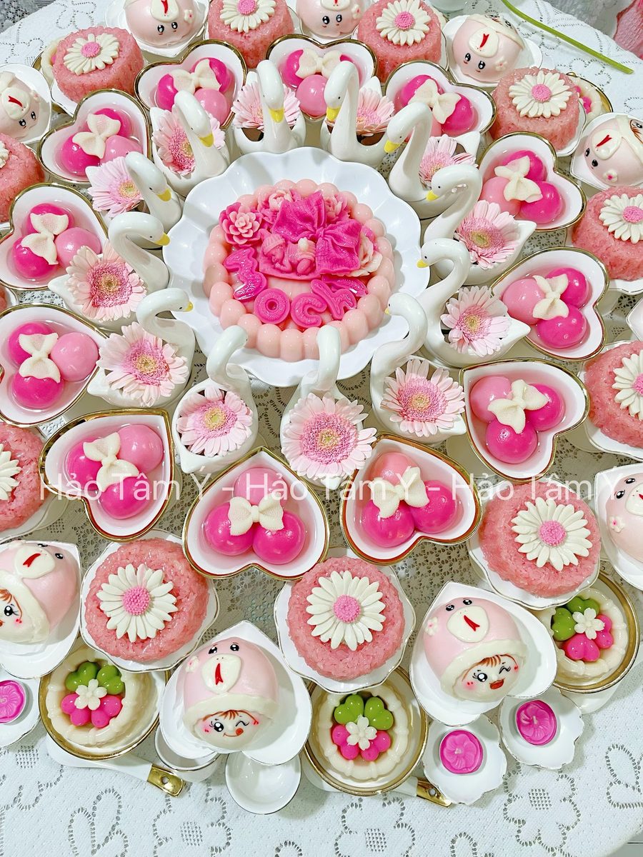 Cận cảnh các phần xôi và bánh bao ấn hình trái tim, con vật