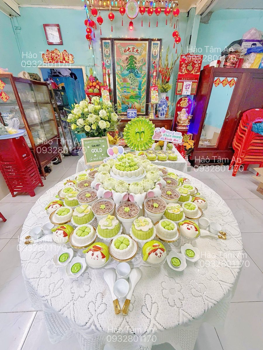 Mâm cúng thôi nôi đặt trong phòng khách gia đình