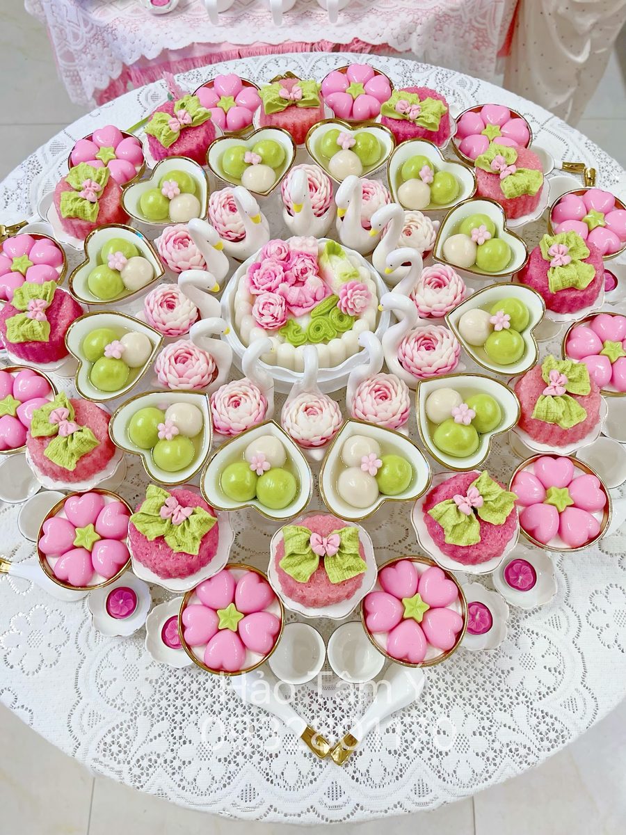 Mâm cúng thôi nôi tông hồng với xôi ấn hình hoa hồng