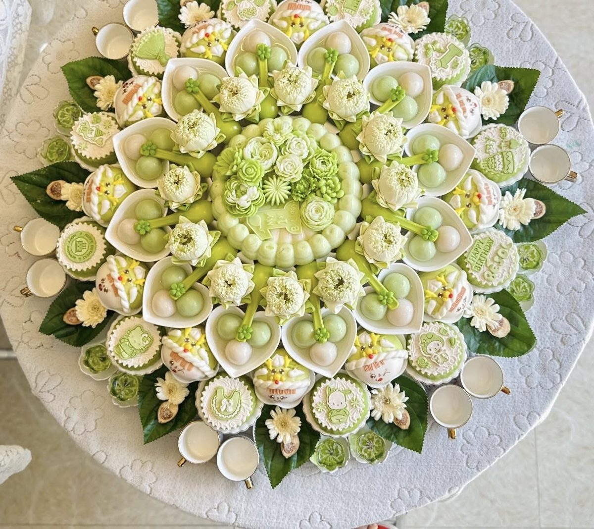 Mâm cúng thôi nôi tông trắng xanh nhìn từ trên